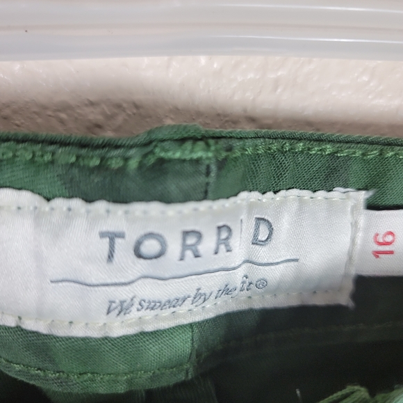 Torrid Green Camo Floral Stretch Fit Shorts DeminSz 16 - Picture 8 of 8